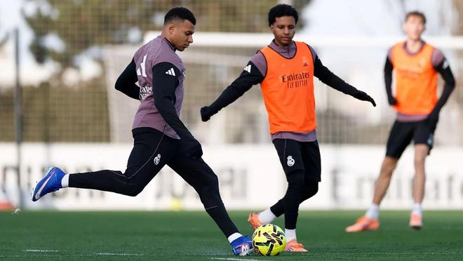 包含这也行？皇家马德里围绕欧篮联队长鼓劲今晨皇家马德里备战欧篮联，赛后波尔图回应争议的词条